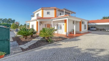 House 4 Bedrooms in Sesimbra (Castelo)