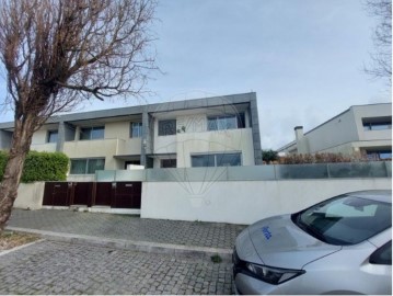 House 4 Bedrooms in Gulpilhares e Valadares
