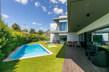 House 5 Bedrooms in Carnaxide e Queijas