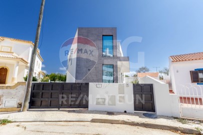 House 4 Bedrooms in Portimão