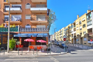 Loja em Carcavelos e Parede