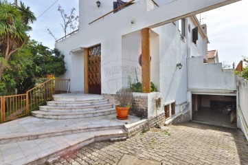 House 4 Bedrooms in São Domingos de Rana