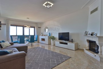 Apartment 3 Bedrooms in Alfragide