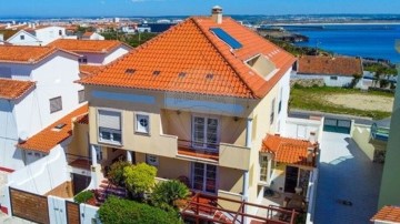 House 4 Bedrooms in Peniche