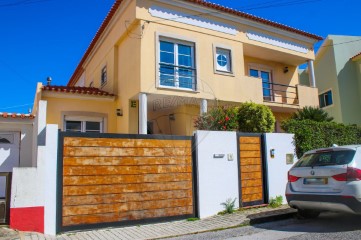 House 4 Bedrooms in Peniche