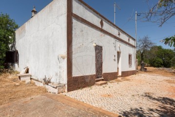 House 3 Bedrooms in Santa Bárbara de Nexe