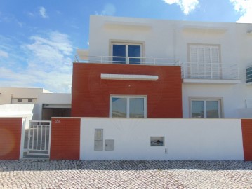 House 4 Bedrooms in Miragaia e Marteleira