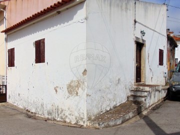 House 2 Bedrooms in Miragaia e Marteleira