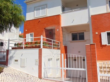 House 3 Bedrooms in Miragaia e Marteleira