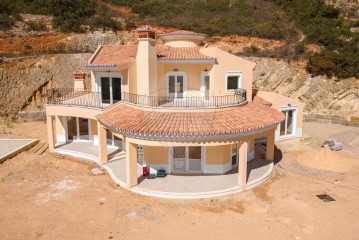 House 4 Bedrooms in Santa Bárbara de Nexe