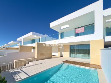 Nova moradia moderna com três quartos e piscina pr