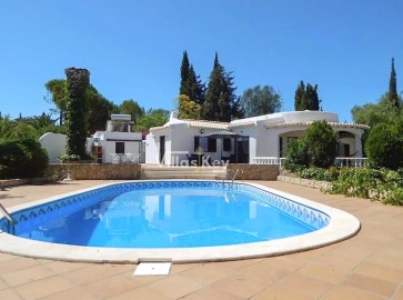 Single storey 3 bedroom villa with swimming pool
