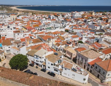 Casa típica Portuguesa renovada com garagem no cen