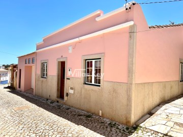 Typical Portuguese house with 3 bedrooms in the vi