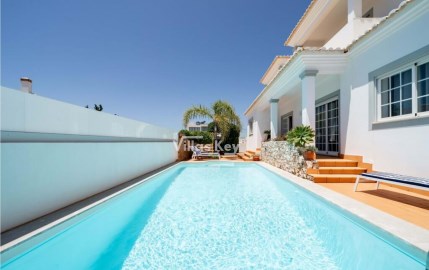 House next to Porto de Mos Beach with sea views.