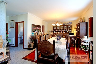 Vianaazul - House T5 with swimming pool in the cit