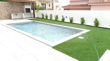panorâmica do jardim com destaque para piscina