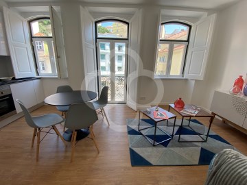 Apartamento T2 Totalmente Remodelado com Varanda e