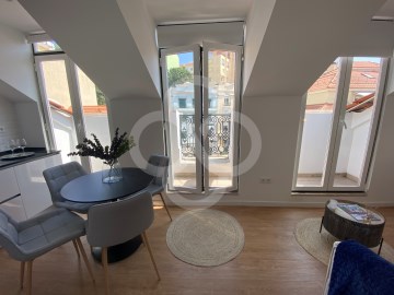 Apartamento T2 Totalmente Remodelado com Varanda e