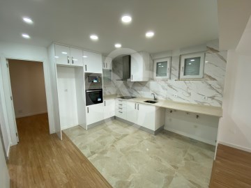 Apartamento T2 Totalmente Remodelado Junto à Estaç