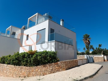 V2 com garagem e piscina para venda em Albufeira