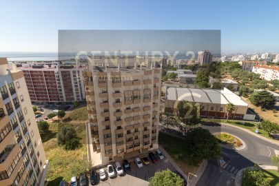 Apartment 4 Bedrooms in Póvoa de Santa Iria e Forte da Casa