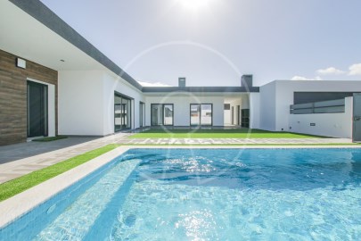 Single storey 4 bedroom detached villa with pool a