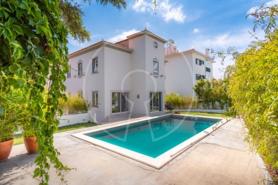 Villa de 6+2 chambres avec jardin et piscine, situ