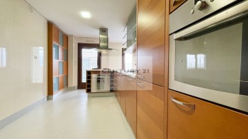Apartment 4 Bedrooms in Odivelas