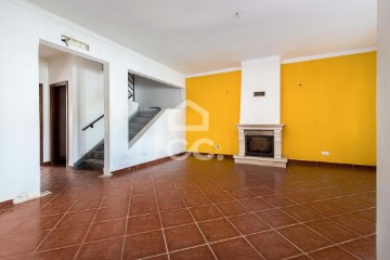 House 3 Bedrooms in Aguiar