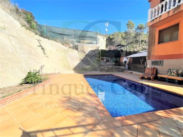 House 4 Bedrooms in Castellgalí