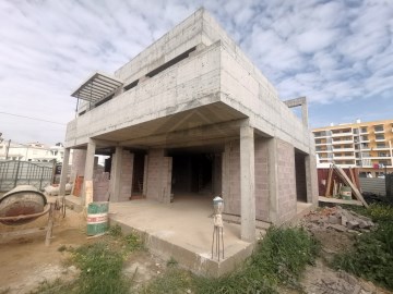 House V4 for sale under construction in Alto Alfar