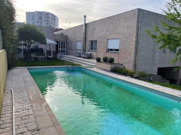 Moradia T4 com piscina à entrada da cidade de Barc