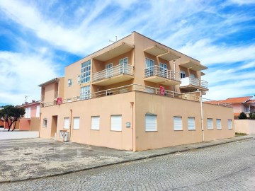 Apartamento T2 com terraço junto à praia nas Marin