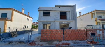 House 4 Bedrooms in Silveira