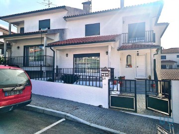 House 5 Bedrooms in Insua