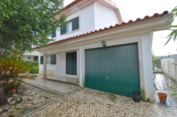 House 4 Bedrooms in Espinhal