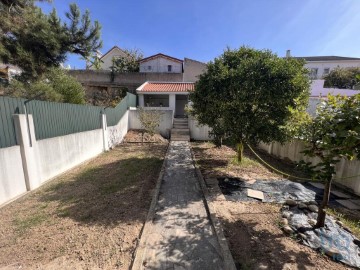 House 4 Bedrooms in Charneca de Caparica e Sobreda