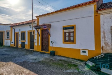 House 2 Bedrooms in Casais e Alviobeira