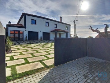 House 6 Bedrooms in Silveira