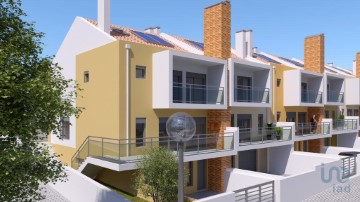 House 3 Bedrooms in Silveira