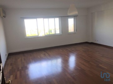 Apartment 3 Bedrooms in Marvila