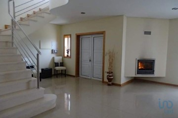 House 4 Bedrooms in Ouca