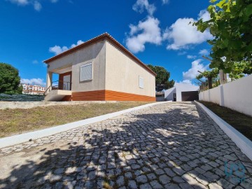 House 4 Bedrooms in Santo Onofre e Serra do Bouro