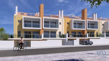 House 3 Bedrooms in Silveira