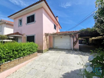 House 4 Bedrooms in Mazarefes e Vila Fria