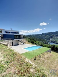 House 4 Bedrooms in Abragão