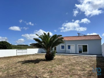House 3 Bedrooms in Miragaia e Marteleira