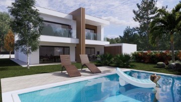 House 4 Bedrooms in Charneca de Caparica e Sobreda