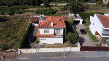 House 4 Bedrooms in Arcozelo